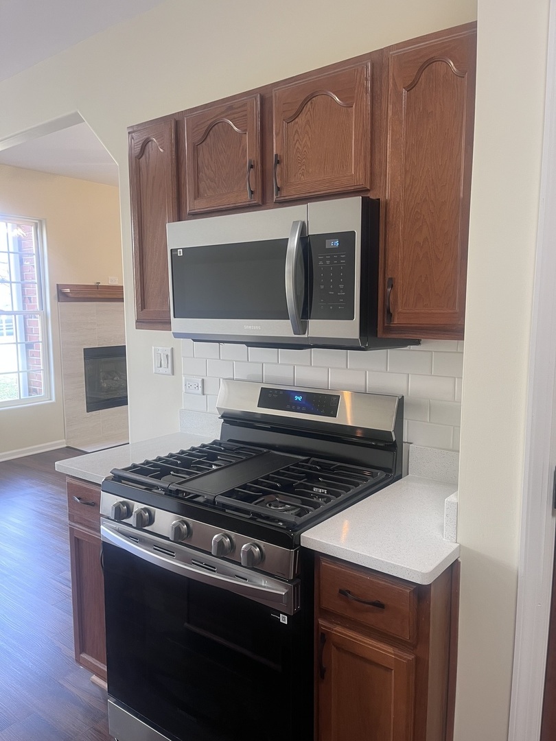 547 Goodwin Drive Bolingbrook, IL 60440 - Photo 7 of 36 a kitchen with a stove and a microwave