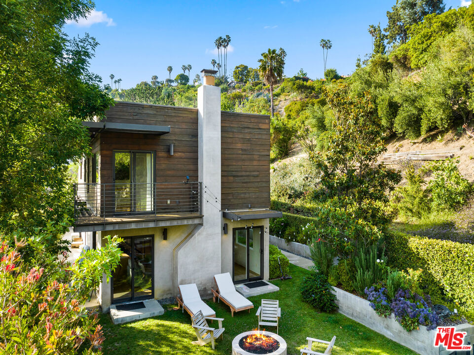 13501 Bayliss Road Los Angeles, CA 90049 - Photo 26 of 33 a backyard of a house with lots of green space