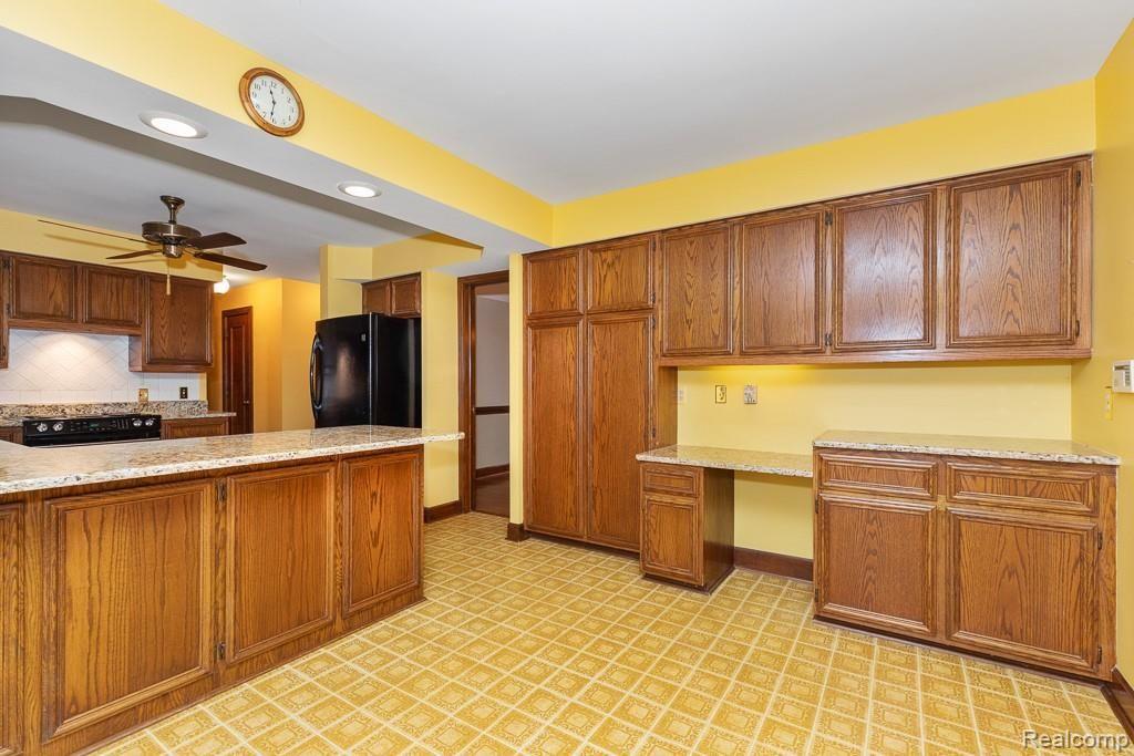 1045 East Snell Road Rochester, MI 48306 - Photo 13 of 42 BREAKFAST NOOK .jpg