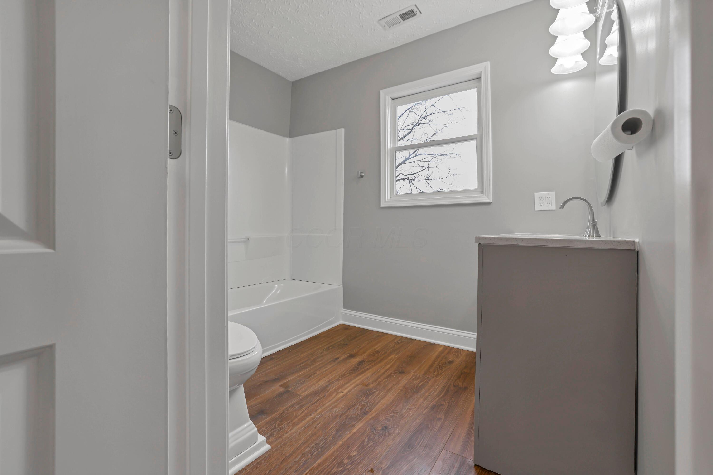 2089 Lockbourne Road Columbus, OH 43207 - Photo 21 of 22 Bathroom Up