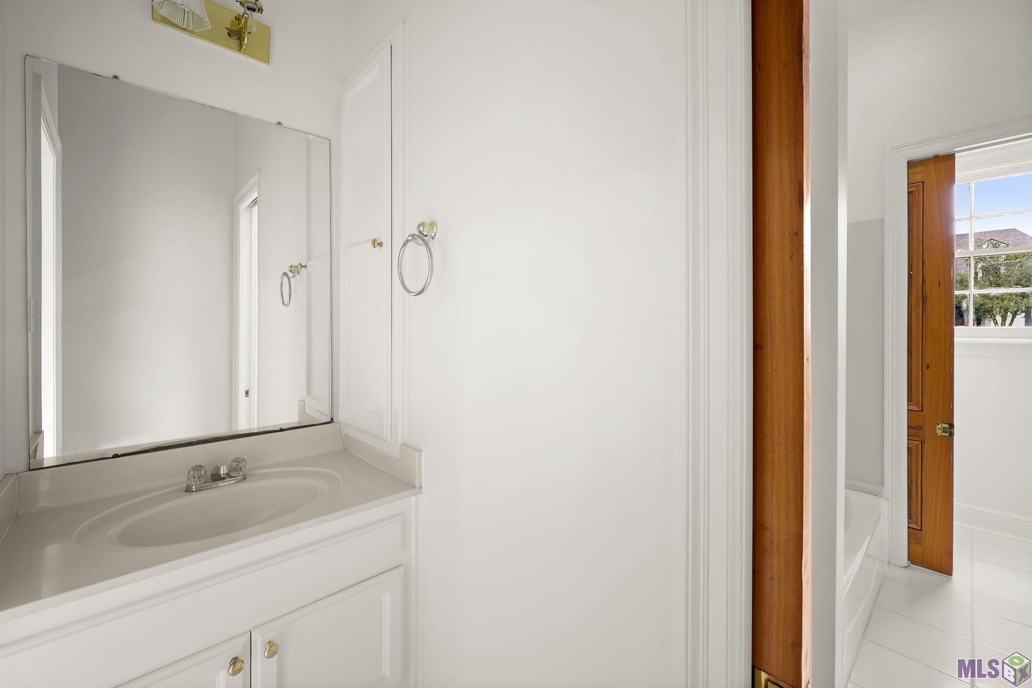 5515 North Pointer Court Baton Rouge, LA 70808 - Photo 30 of 47 Jack & Jill Bathroom