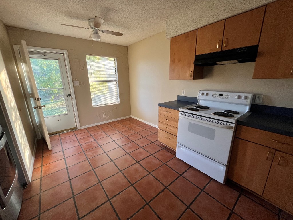 304-306 Highland Estates Drive, Unit 306 Round Rock, TX 78664 - Photo 5 of 10 a kitchen with a stove a sink and a microwave