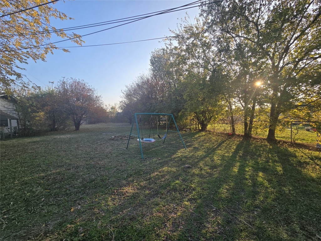 304-306 Highland Estates Drive, Unit 306 Round Rock, TX 78664 - Photo 10 of 10 a view of a yard with large tree