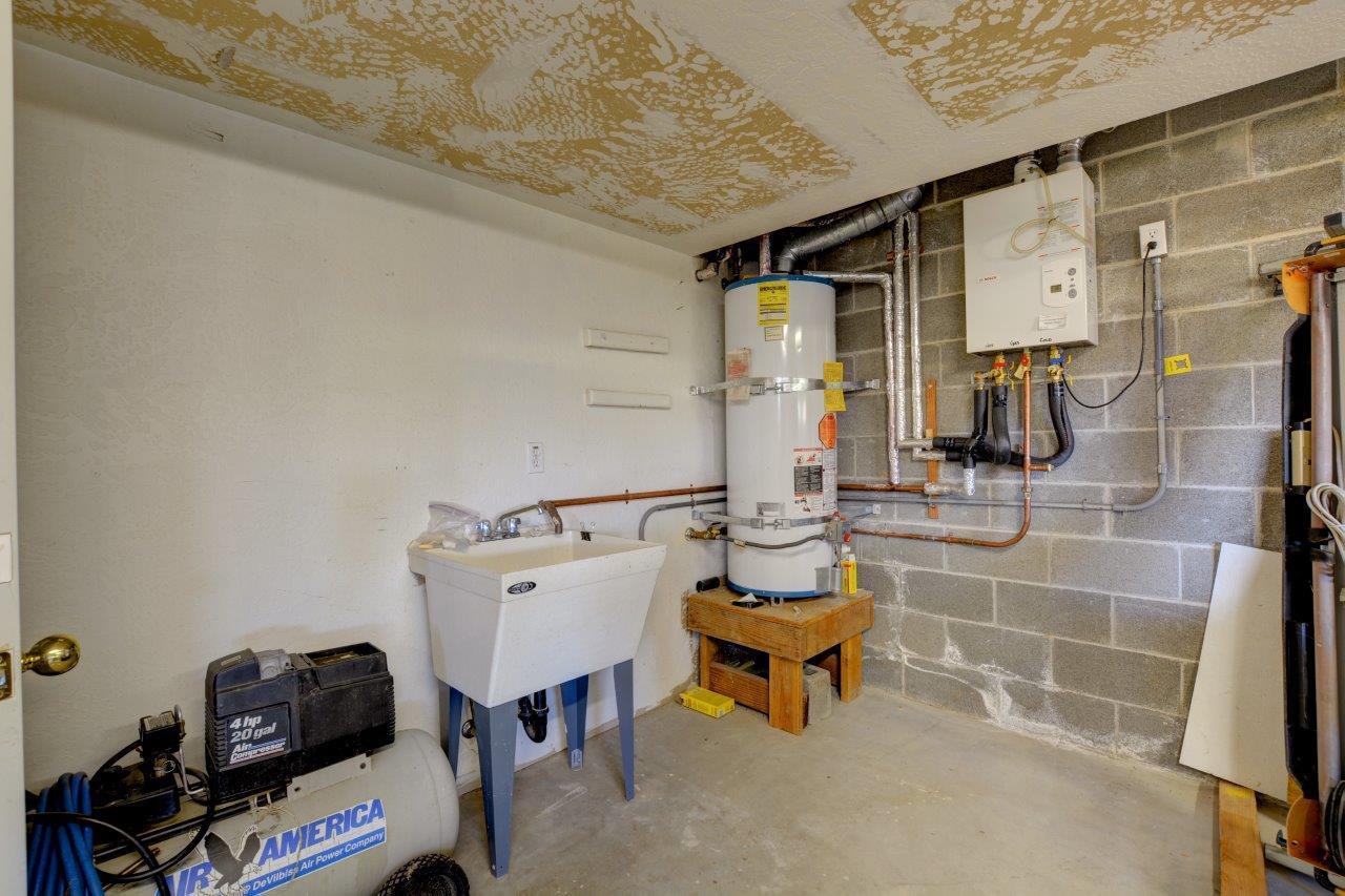 4400 Independence School Road Medford, OR 97501 - Photo 25 of 35 Garage Utility Sink, Tankless Hot Water