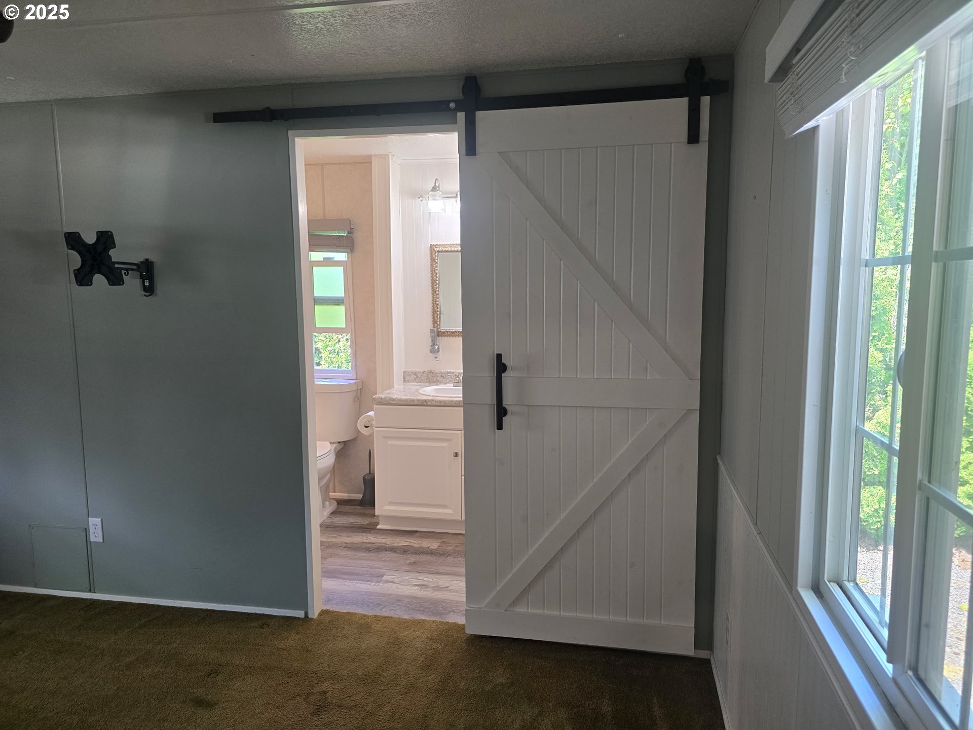 4800 Barger Drive, Unit 25 Eugene, OR 97402 - Photo 16 of 27 Primary Bedroom
