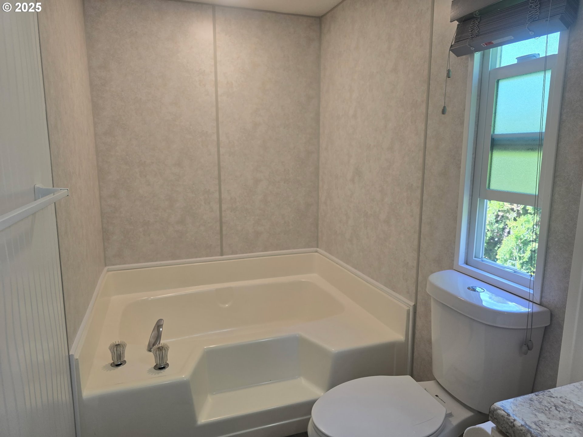 4800 Barger Drive, Unit 25 Eugene, OR 97402 - Photo 17 of 27 Primary Bedroom