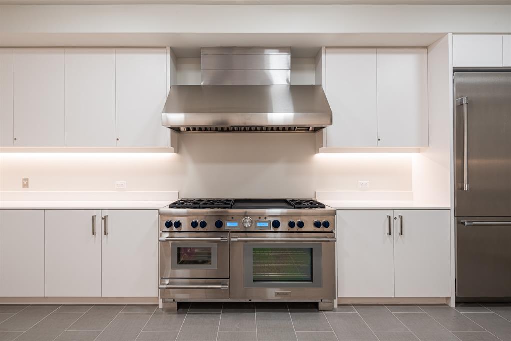 1747 Leonard Street, Unit 2002 Dallas, TX 75201 - Photo 32 of 33 a stove top oven sitting inside of a kitchen