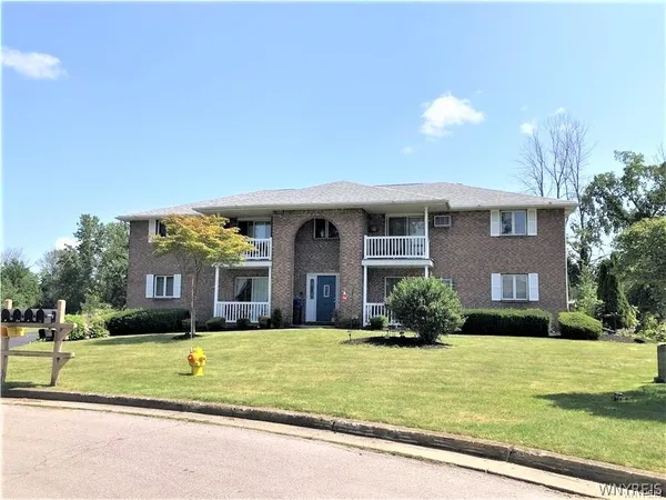 $875,900 | 2185 Violet Circle, Wheatfield, NY 14304