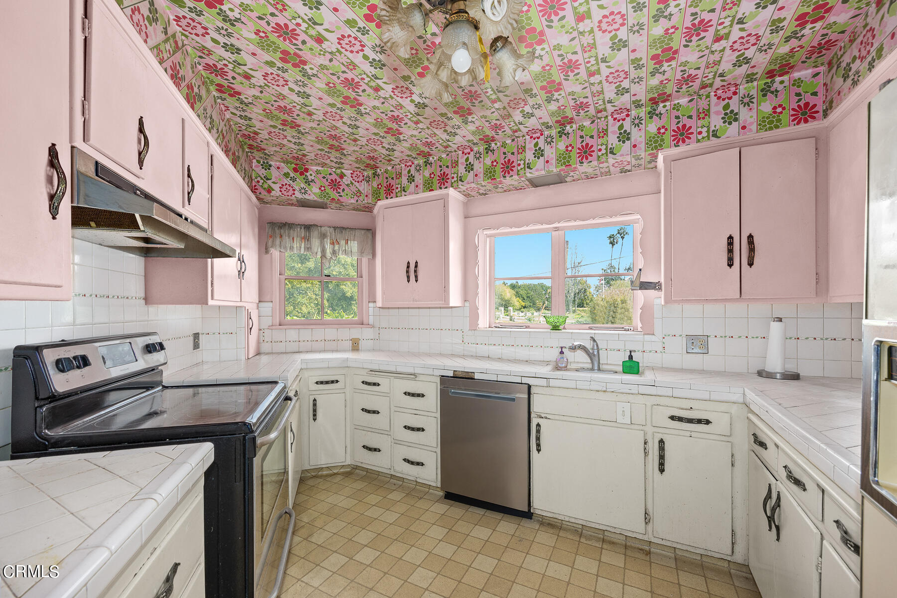 3570 Lombardy Road Pasadena, CA 91107 - Photo 15 of 45 a kitchen that has a sink and a stove in it