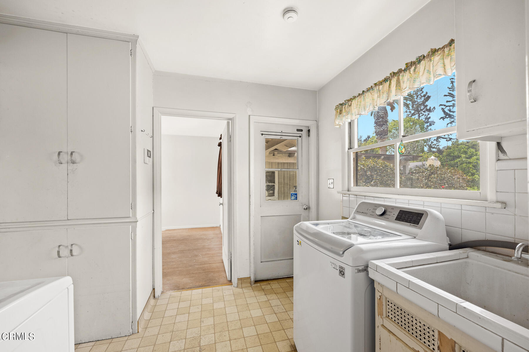 3570 Lombardy Road Pasadena, CA 91107 - Photo 18 of 45 a utility room with dryer and washer