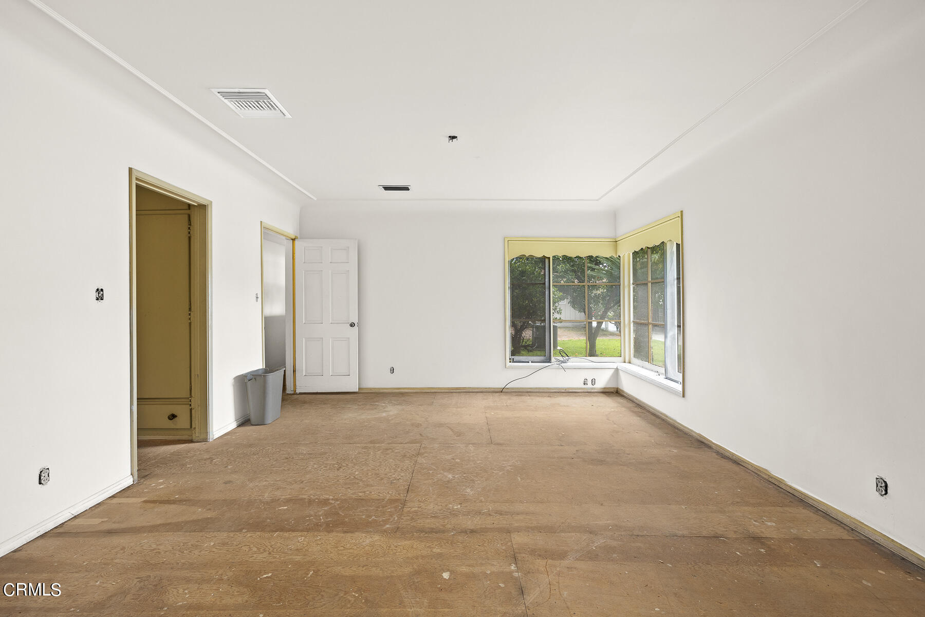 3570 Lombardy Road Pasadena, CA 91107 - Photo 28 of 45 a view of an empty room with a window