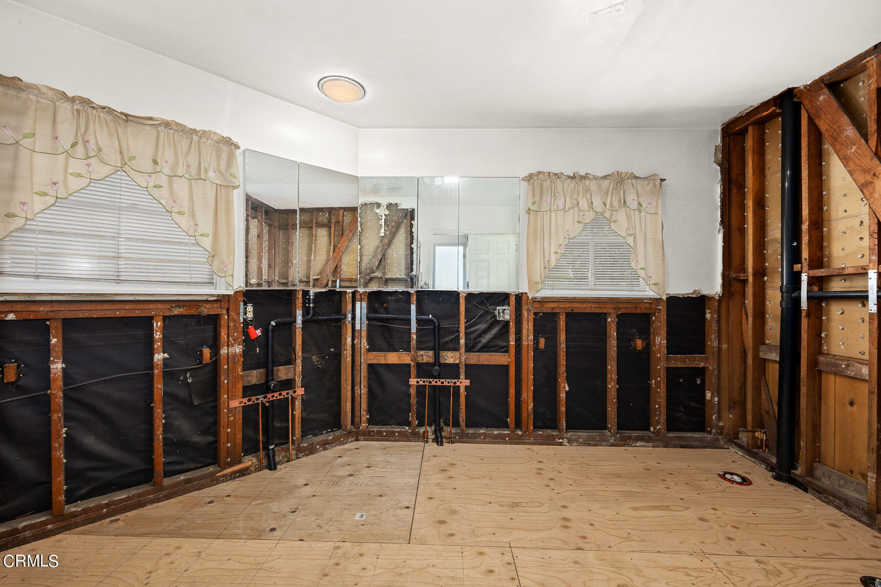 3570 Lombardy Road Pasadena, CA 91107 - Photo 29 of 45 a view of a car garage