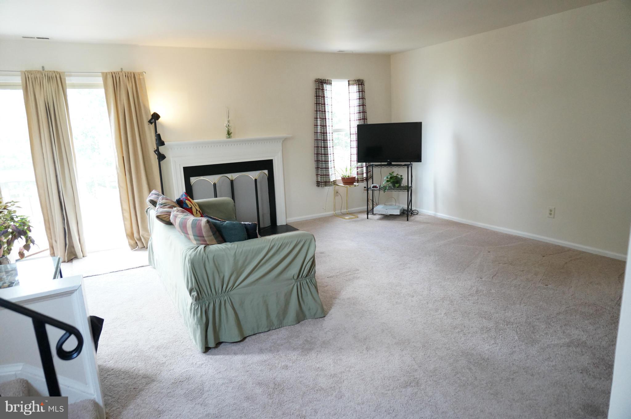 4062 Spring Run Court, Unit 11A Chantilly, VA 20151 - Photo 15 of 30 Living Room