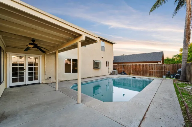 a view of a house with backyard