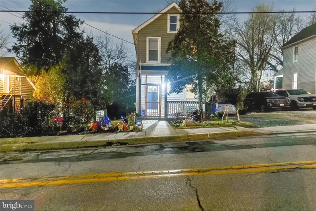 a view of a house with a yard and a fountain