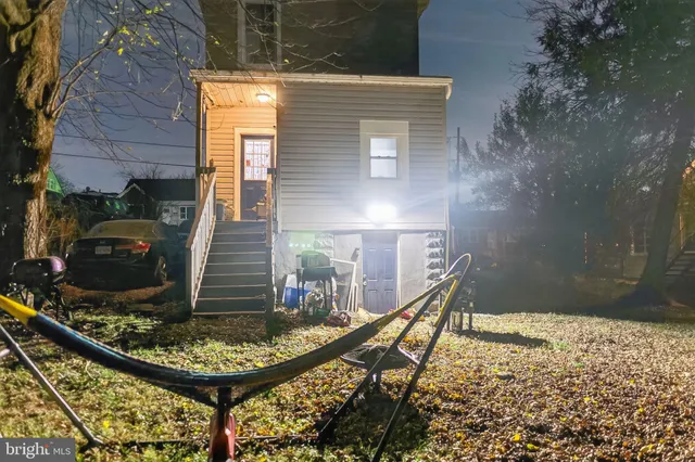 a view of a house with backyard and sitting area