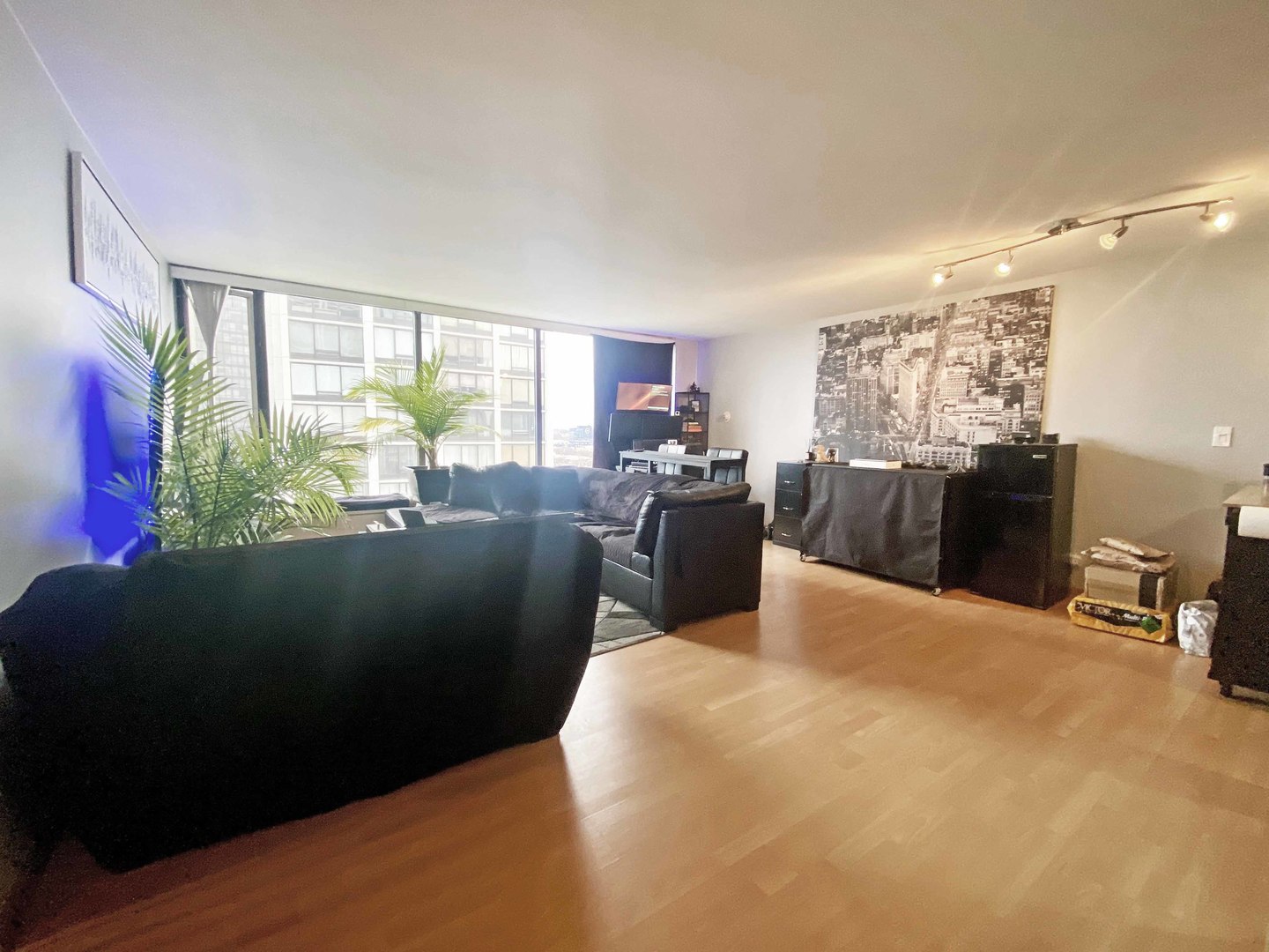 5455 North Sheridan Road, Unit 1708 Chicago, IL 60640 - Photo 7 of 20 a living room with large window
