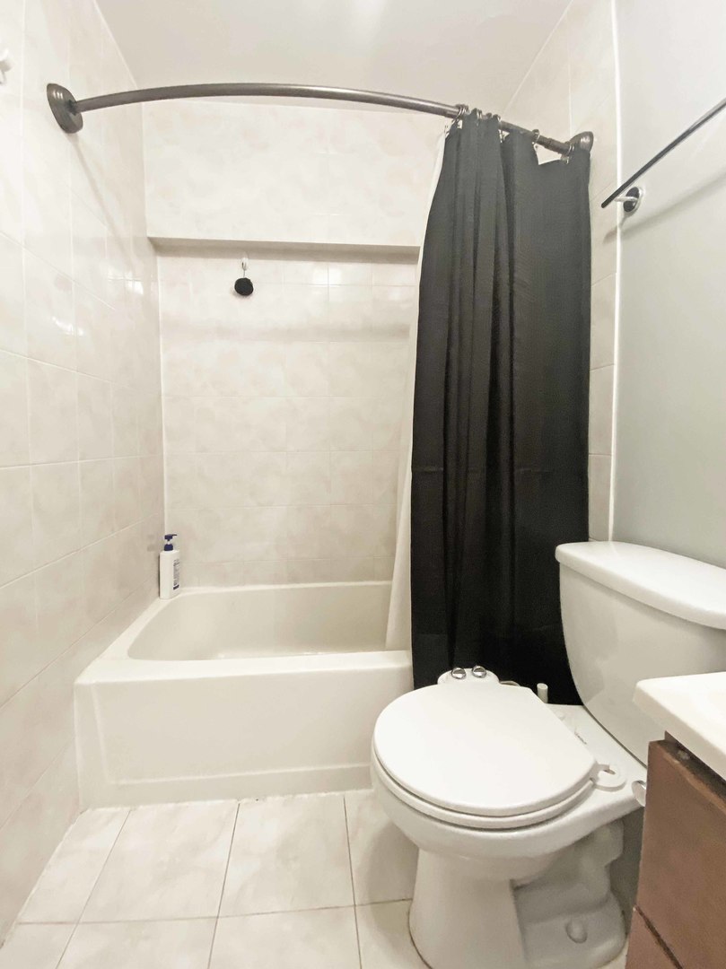 5455 North Sheridan Road, Unit 1708 Chicago, IL 60640 - Photo 9 of 20 a bathroom with a toilet and a shower