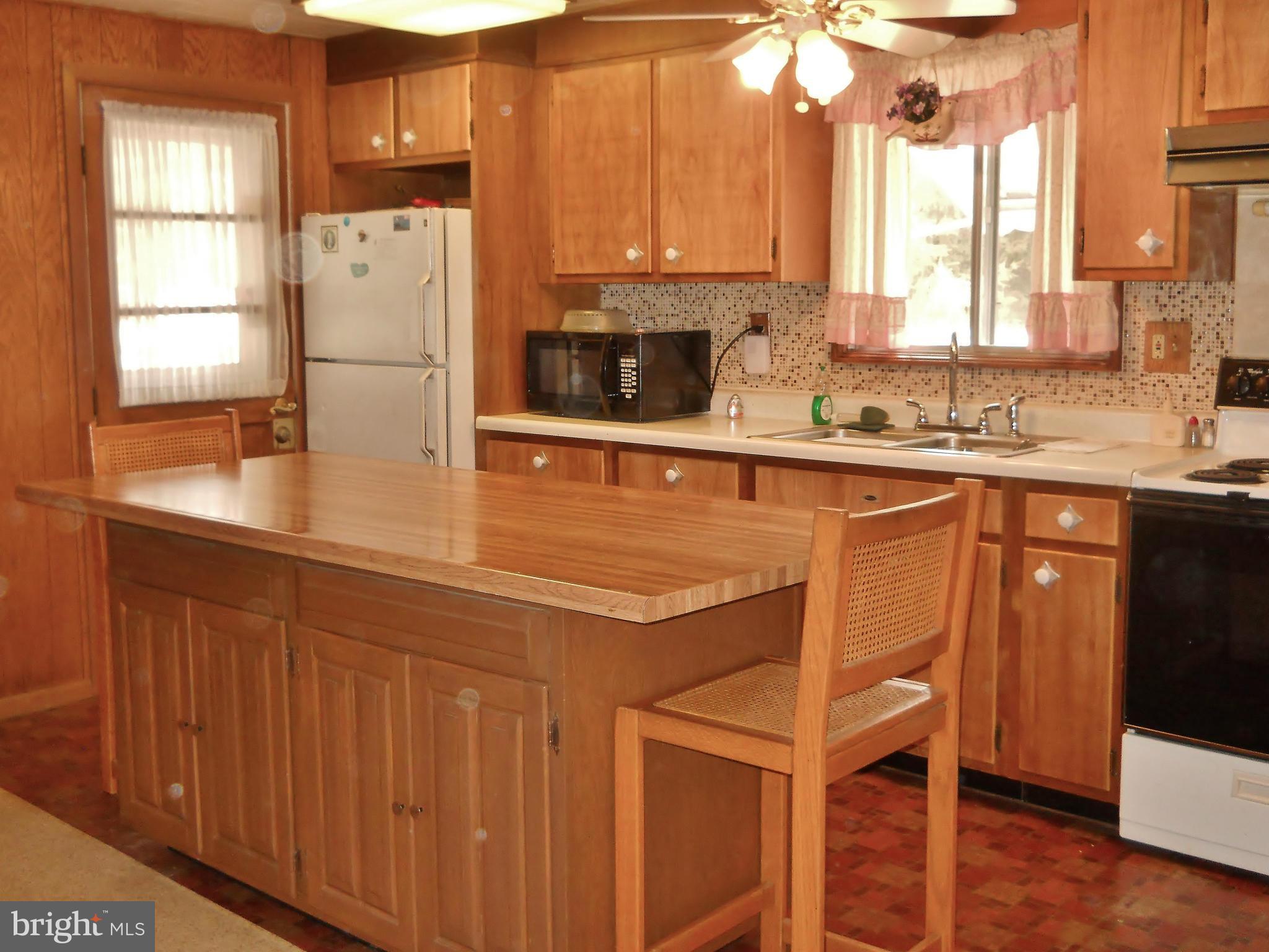 192 Magothy Beach Road Pasadena, MD 21122 - Photo 3 of 29 Kitchen w/ Island