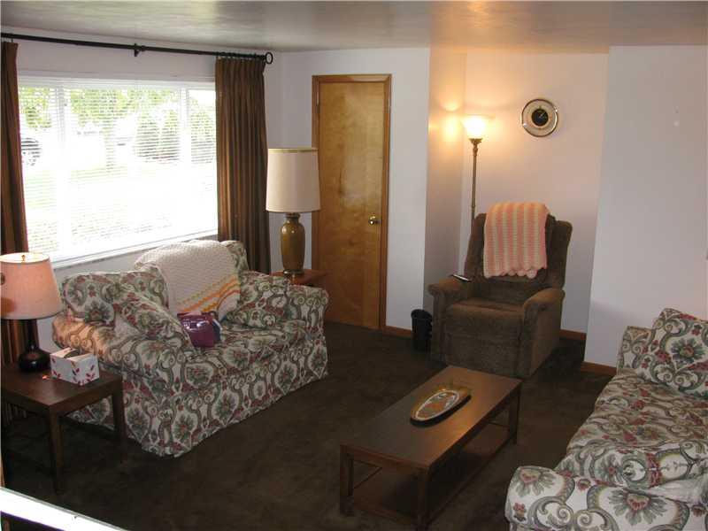 116 Rhodes Avenue Green Tree, PA 15220 - Photo 2 of 25 Living Room.