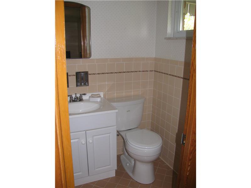 116 Rhodes Avenue Green Tree, PA 15220 - Photo 10 of 25 Master Bath/Spa.