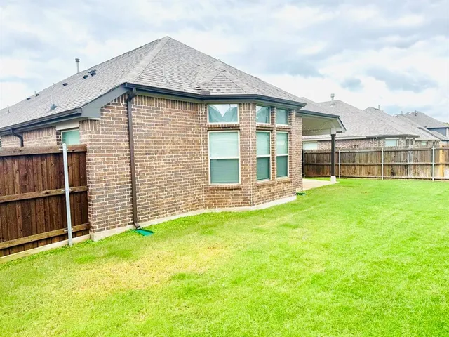 a view of back yard of the house