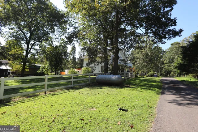 a view of back yard of the house