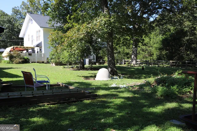 a view of a house with backyard