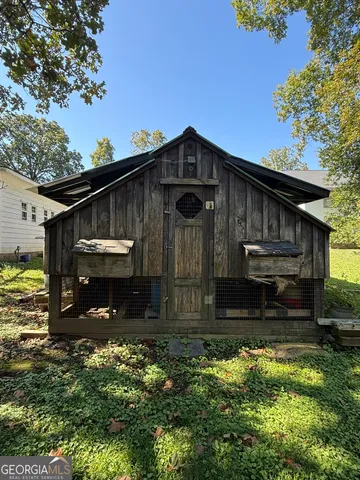 a view of a house with a backyard