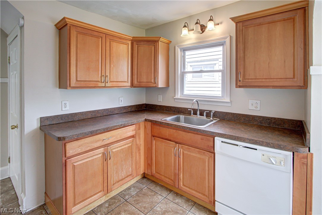 975 Pembrook Road Cleveland, OH 44121 - Photo 13 of 35