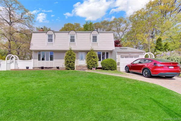 $689,999 | 11 Hollo Drive, Holbrook, NY 11741