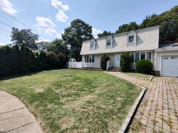 $689,999 | 11 Hollo Drive, Holbrook, NY 11741