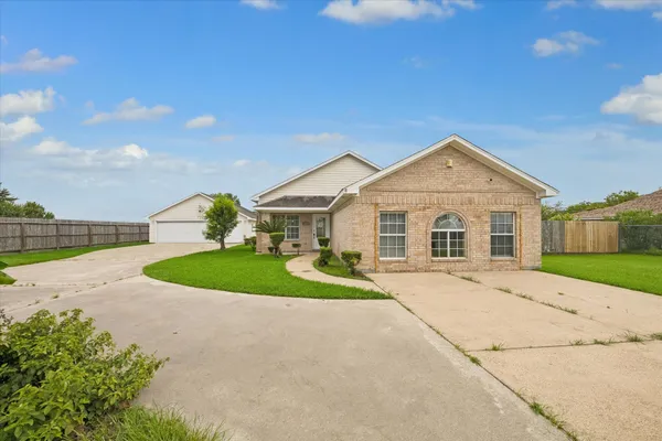 $2,000 | 2709 Avenue D, Dickinson, TX 77539