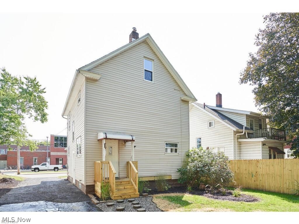 688 Dayton Street Akron, OH 44310 - Photo 3 of 41