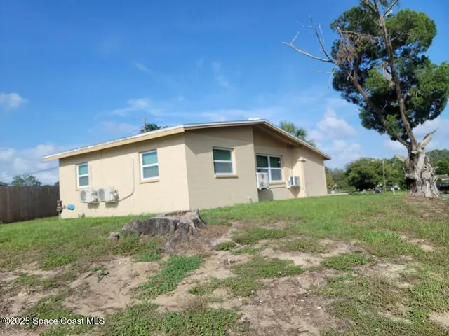 a view of a house with backyard and garden