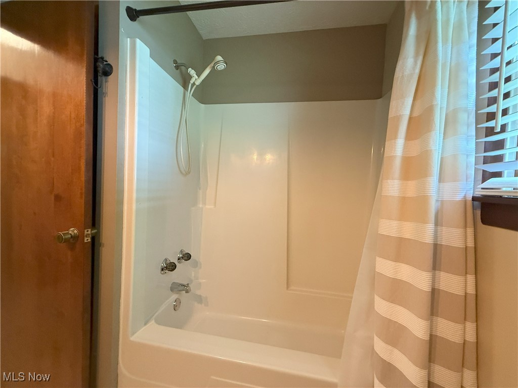 4901 Kings Creek Road Weirton, WV 26062 - Photo 12 of 28 Full bathroom with shower / tub combo