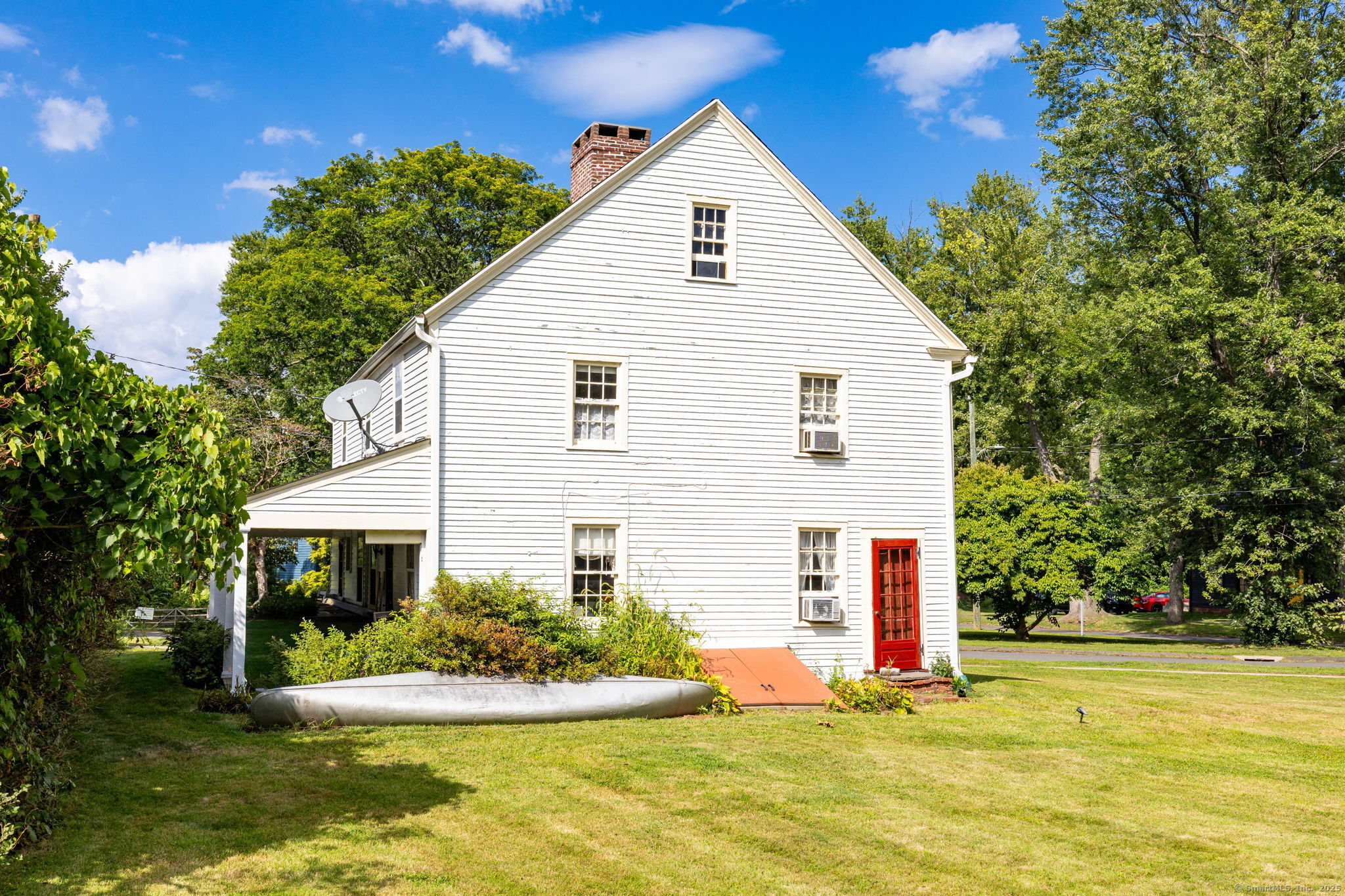 493 Main Street Wethersfield, CT 06109 - Photo 36 of 40 a front view of a house with a yard