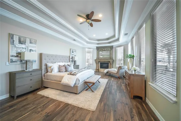 a bed room with bed and windows
