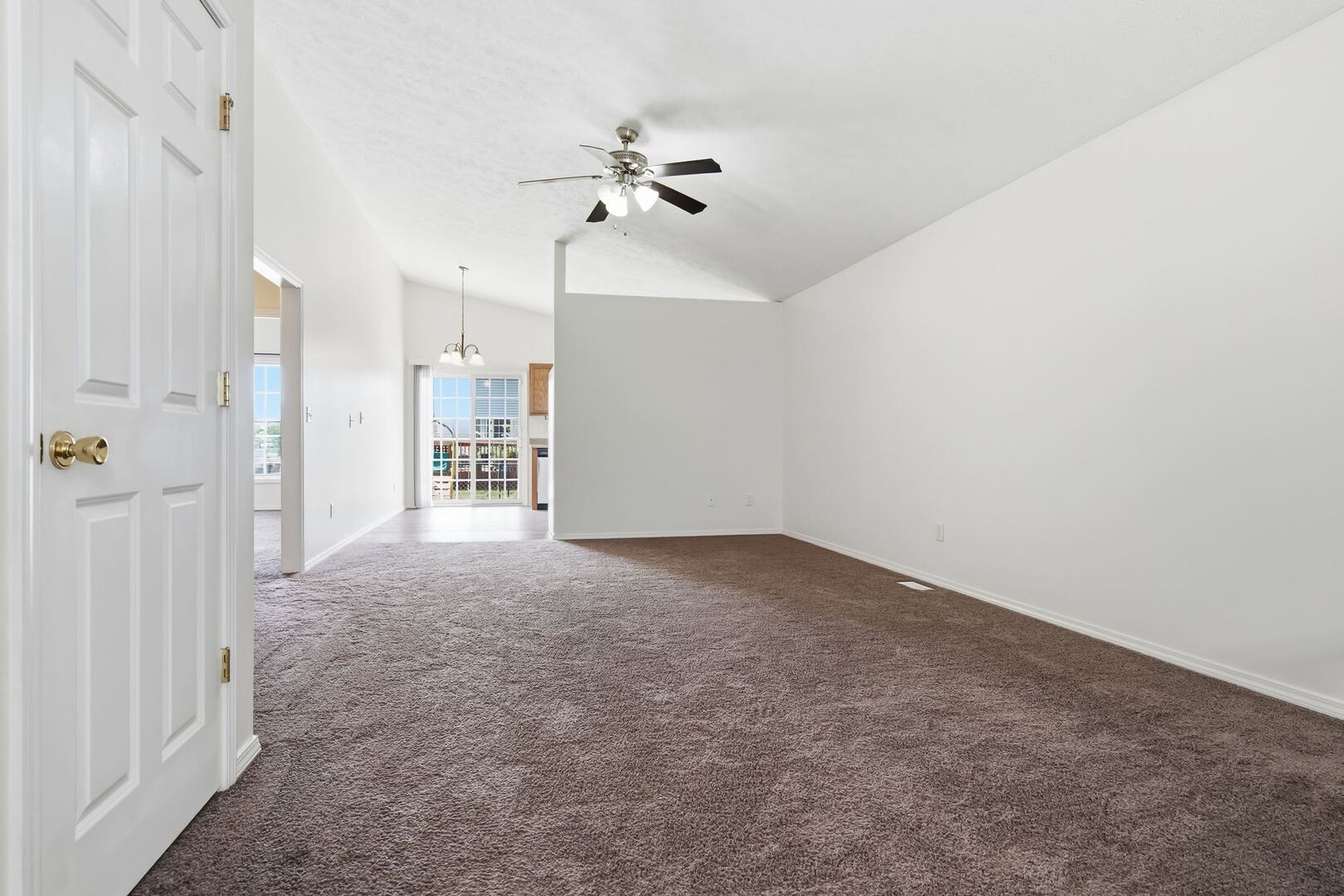 1102 Rader Run Bloomington, IL 61704 - Photo 8 of 32