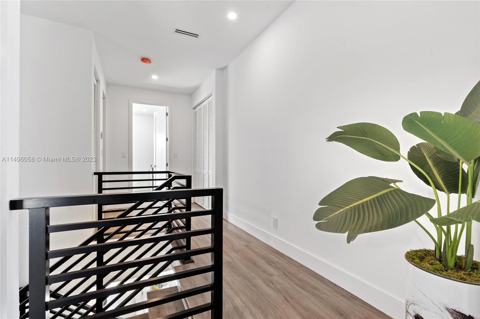 2290 Southeast 6th Street Pompano Beach, FL 33062 - Photo 14 of 22 a view of entryway