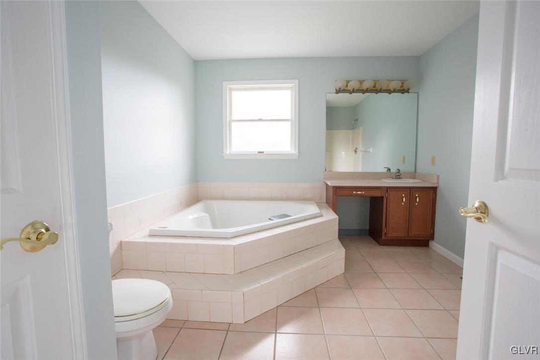 970 Blair Road Bethlehem, PA 18017 - Photo 23 of 41 Master bath w/soaking tub