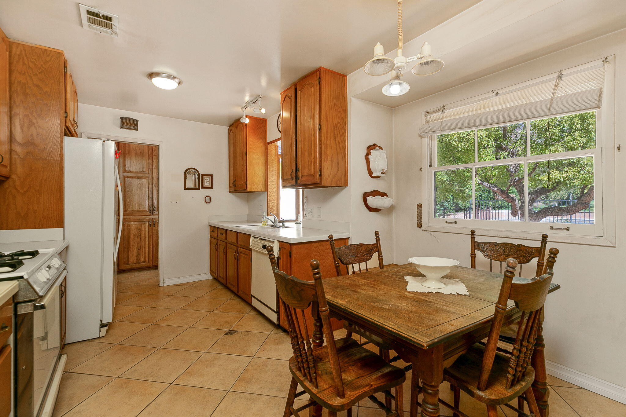 714 El Toro Road Ojai, CA 93023 - Photo 13 of 32 15-web-or-mls-UpmarketMedia_714ElToro-15