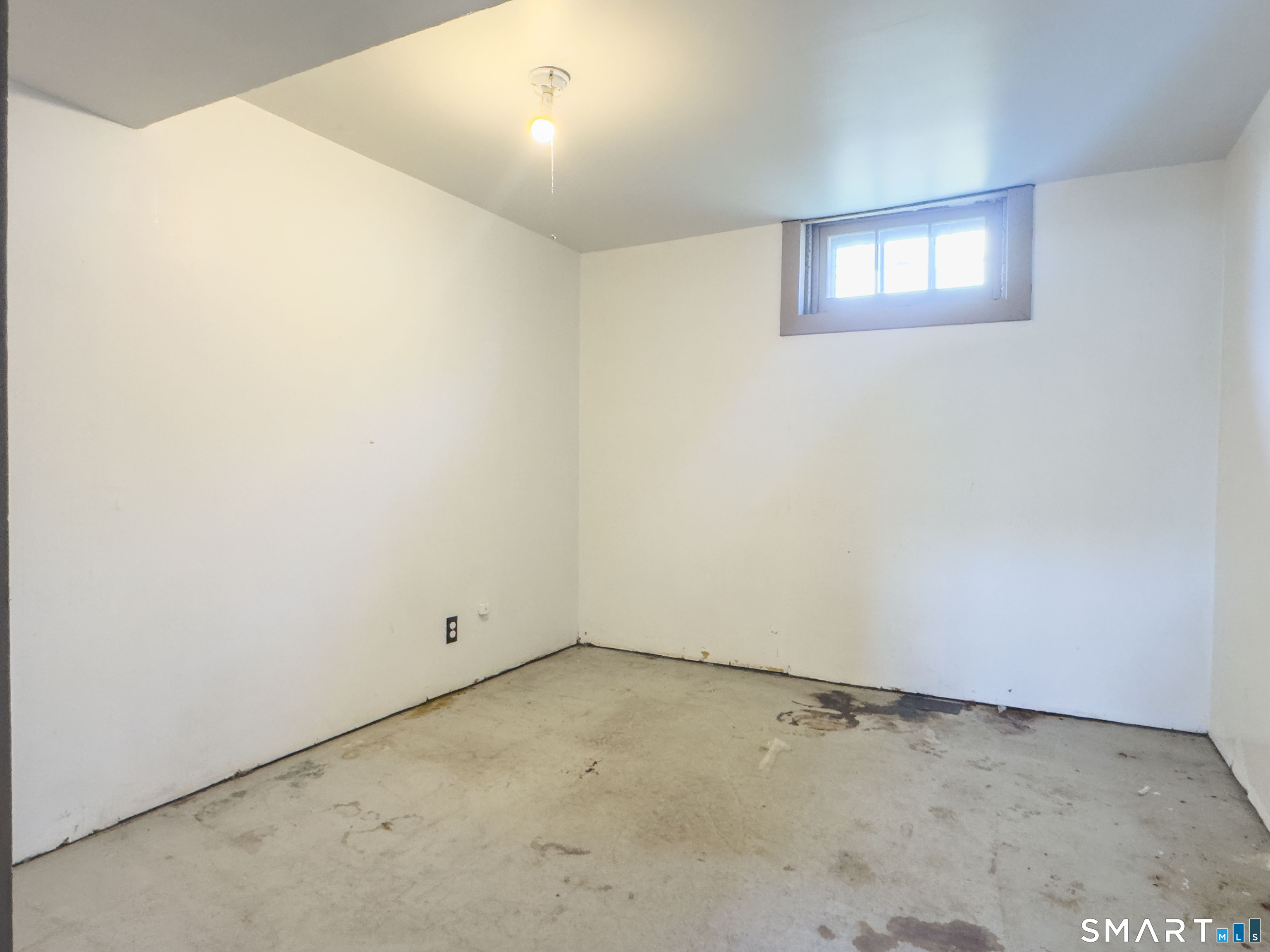 27 Glendale Drive Waterbury, CT 06708 - Photo 20 of 27 an empty room with a empty space and window