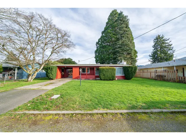 a view of a house with a yard