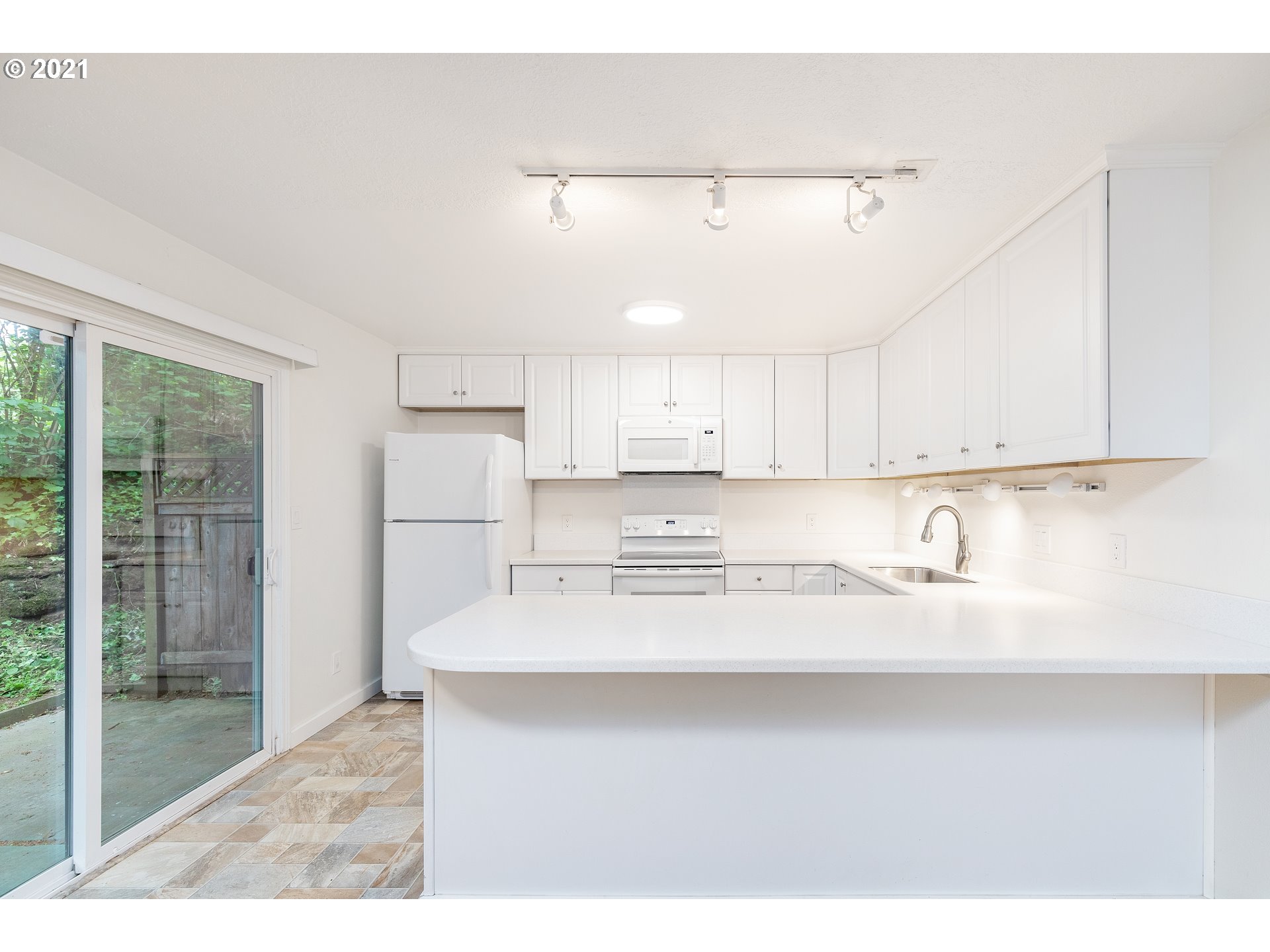 3006 Southwest Spring Garden Street Portland, OR 97219 - Photo 3 of 22 Gallery Image 3