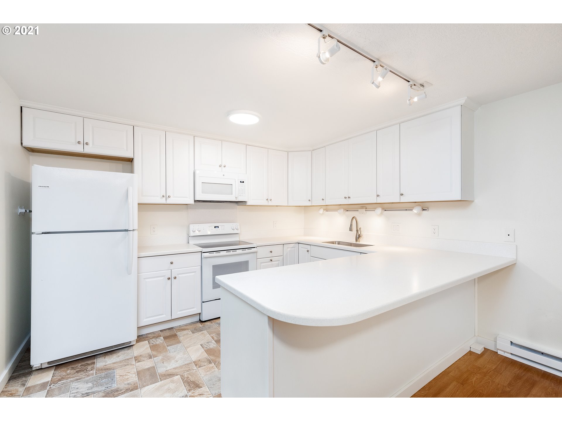 3006 Southwest Spring Garden Street Portland, OR 97219 - Photo 4 of 22 Gallery Image 4