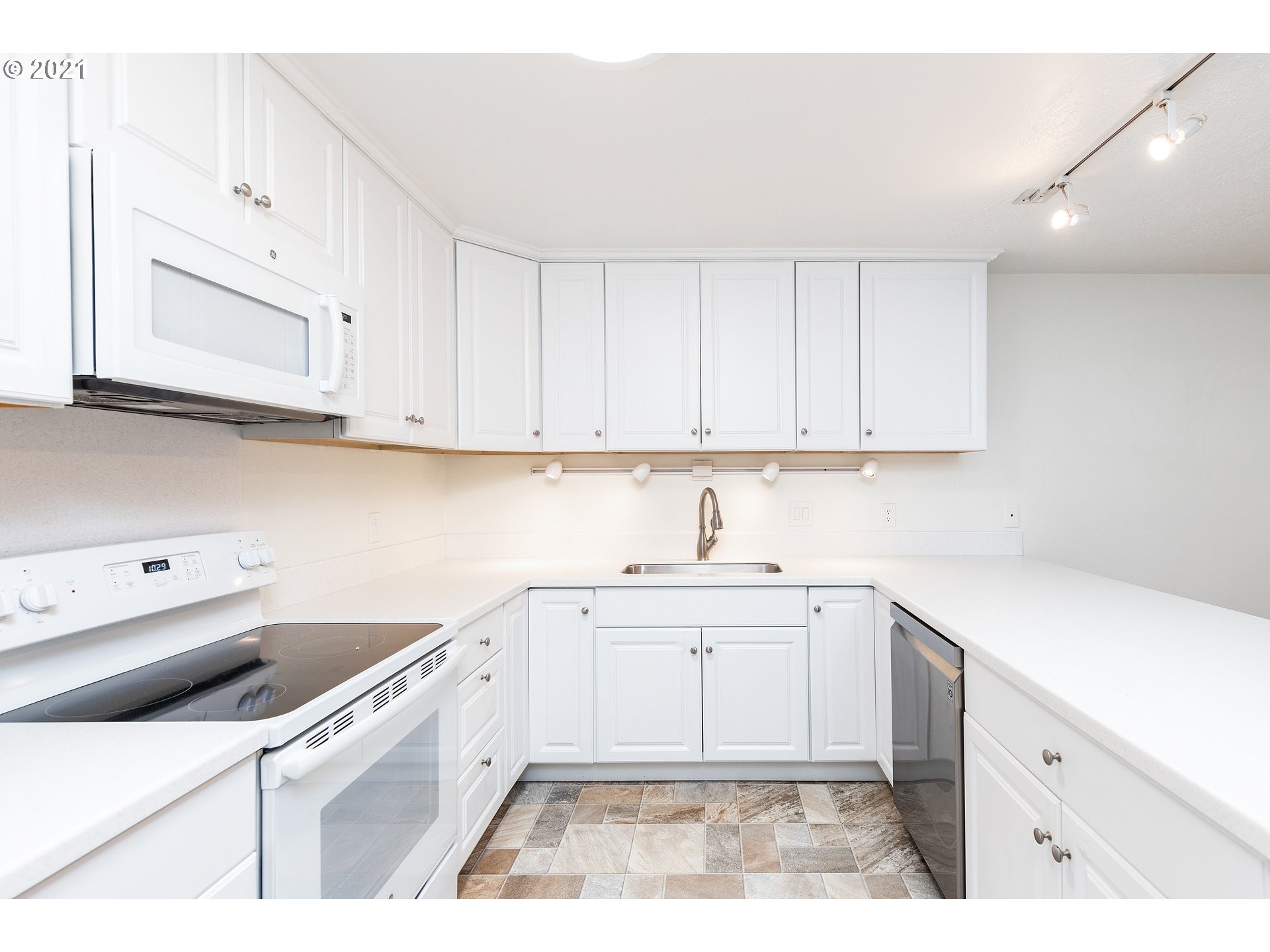 3006 Southwest Spring Garden Street Portland, OR 97219 - Photo 5 of 22 Gallery Image 5