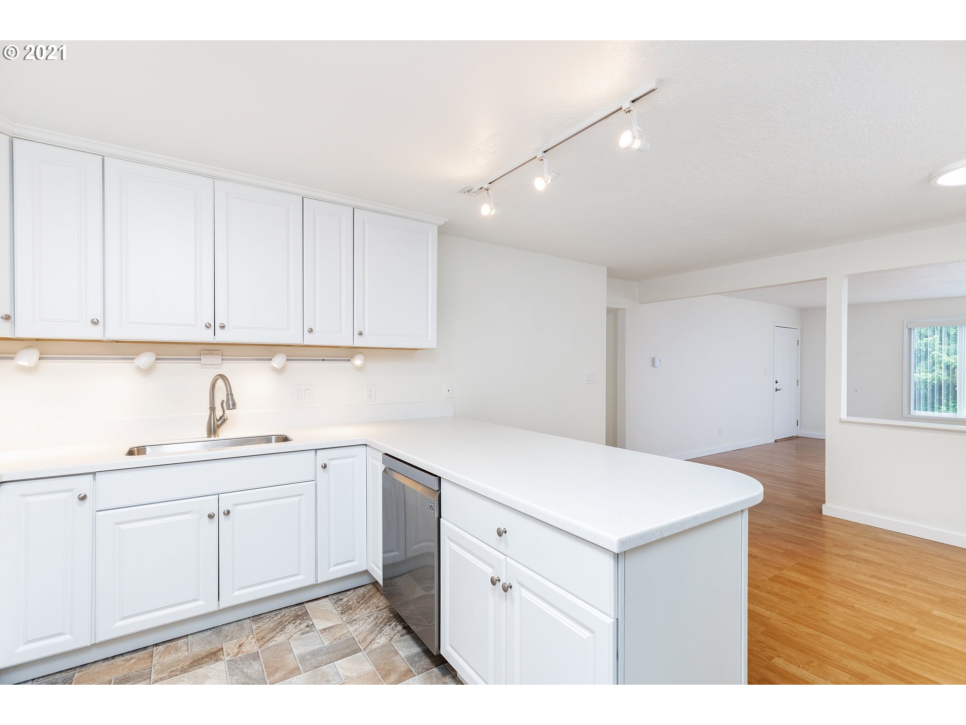 3006 Southwest Spring Garden Street Portland, OR 97219 - Photo 6 of 22 Gallery Image 6
