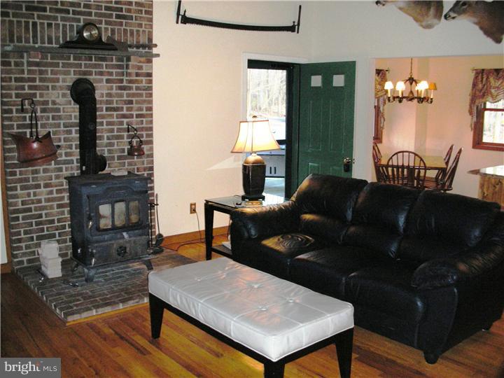 8093 Covered Bridge Road Quakertown, PA 18951 - Photo 6 of 19 Living Room