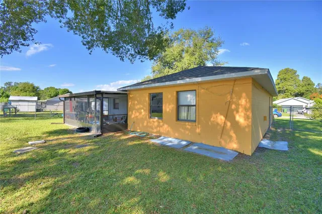 a view of a house with backyard